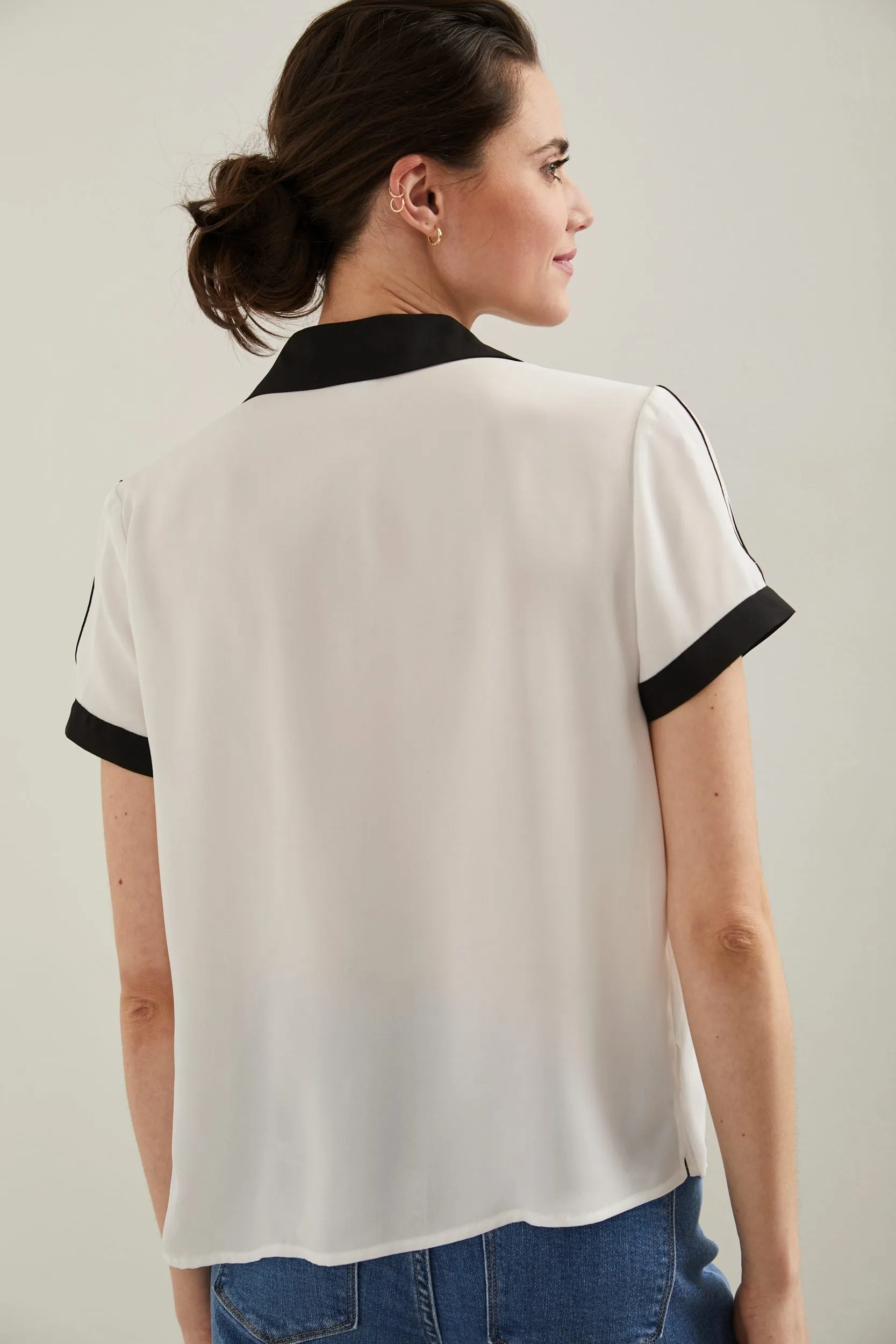 Blouse with short sleeves