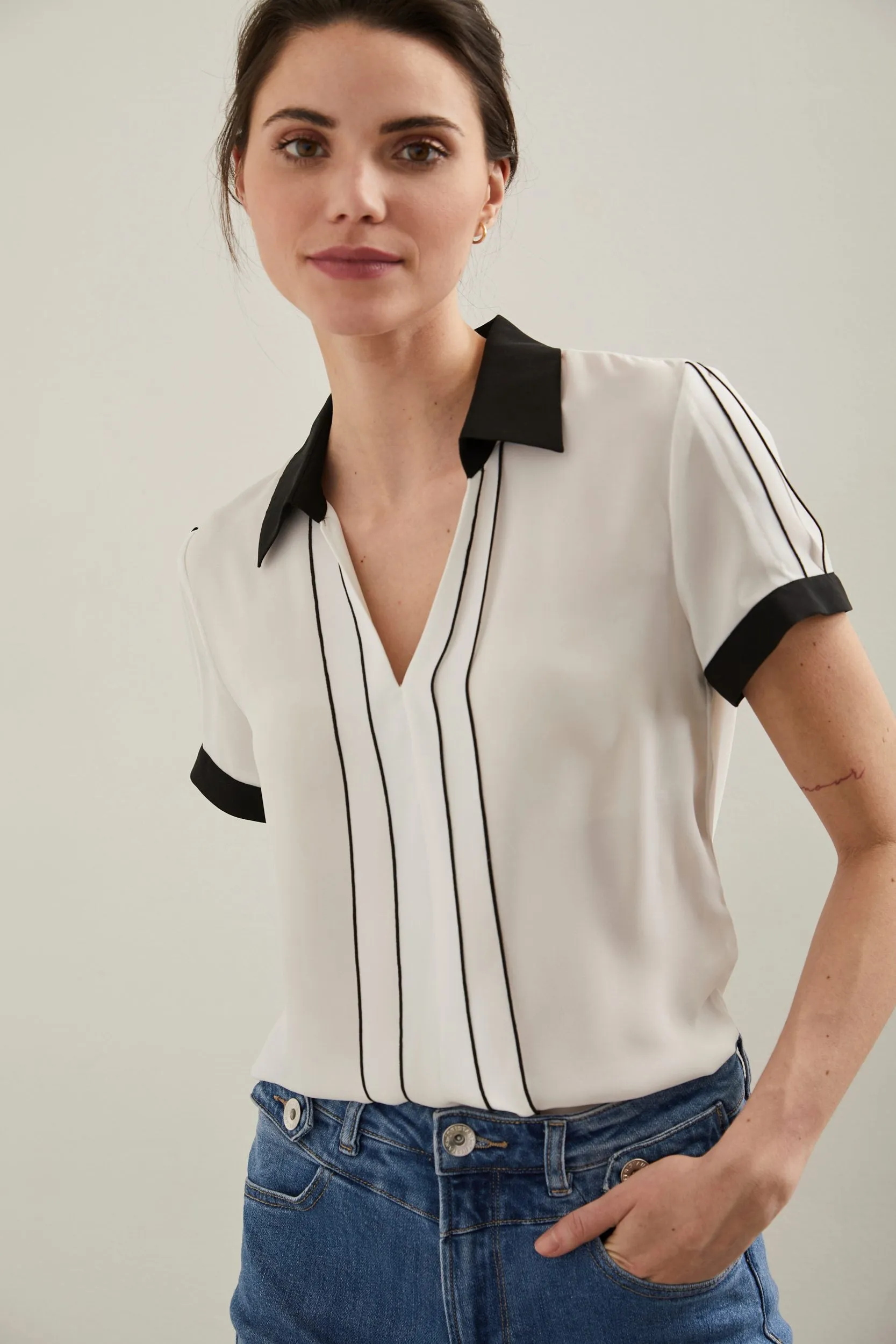 Blouse with short sleeves