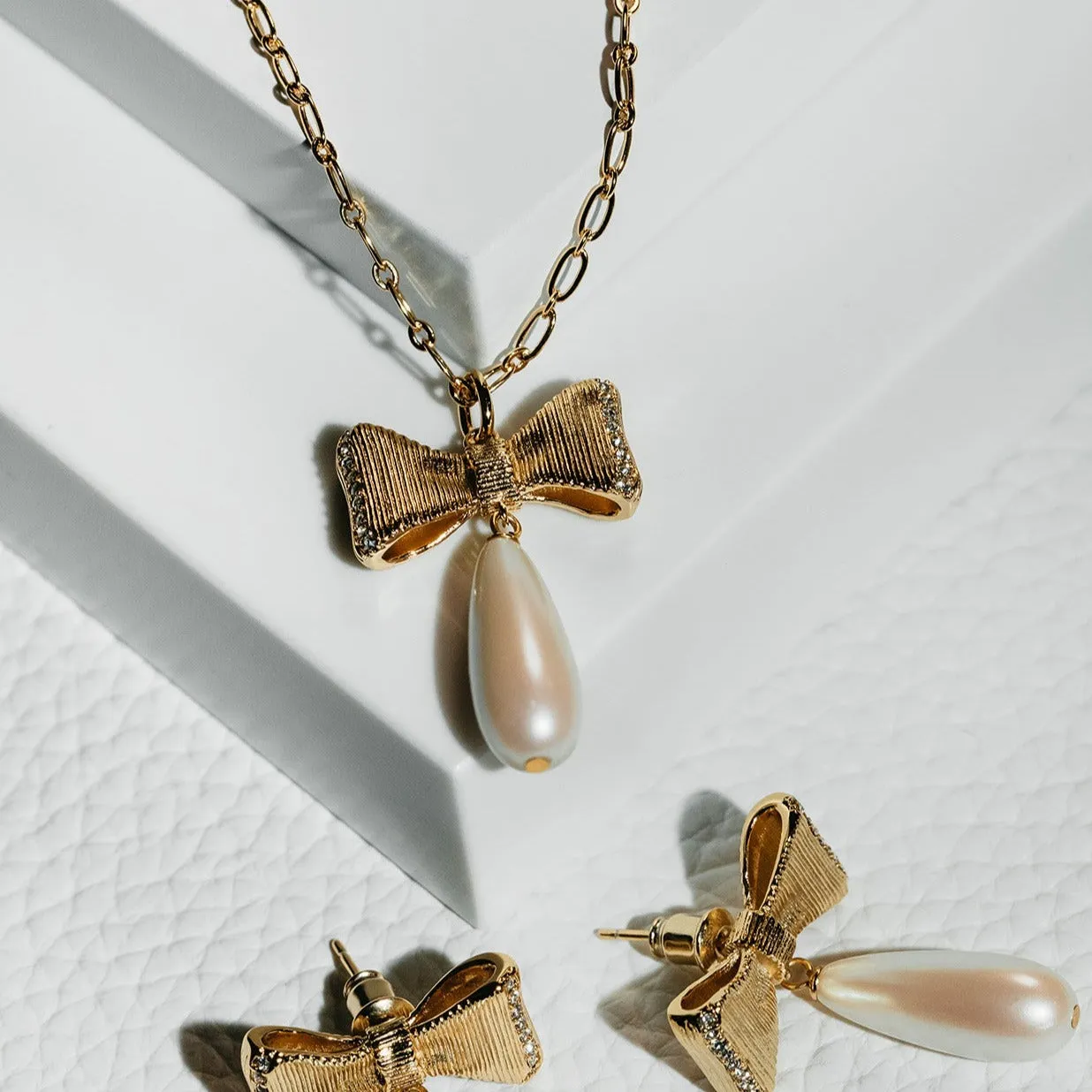 Embellished Bow Pearl Necklace