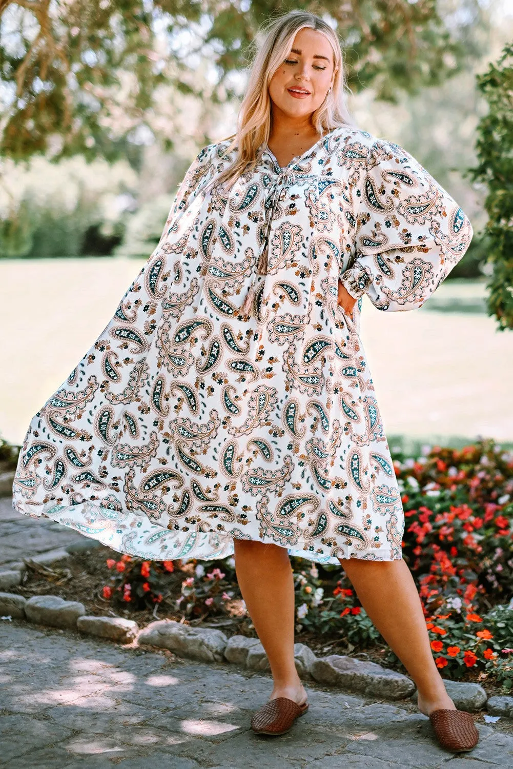 Kleid in Übergröße mit Paisley-Print und Puffärmeln