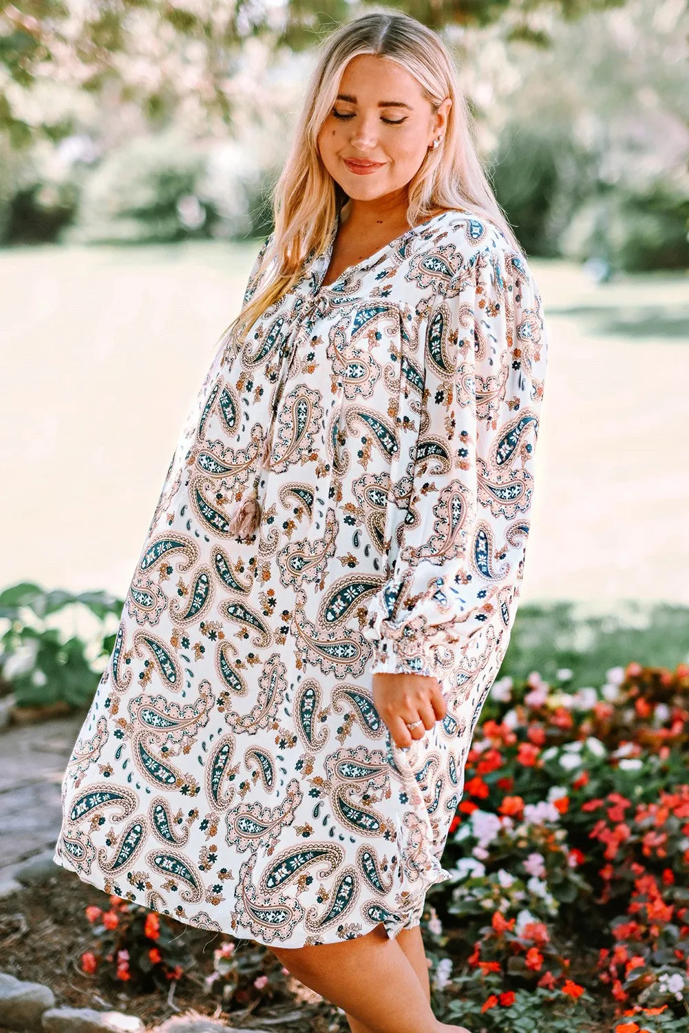 Kleid in Übergröße mit Paisley-Print und Puffärmeln