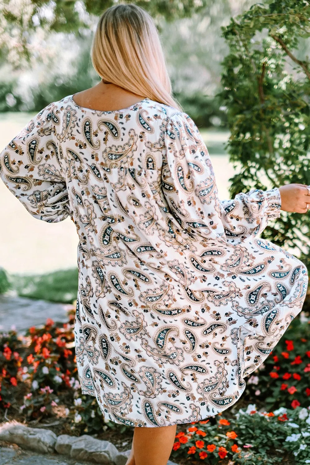 Kleid in Übergröße mit Paisley-Print und Puffärmeln