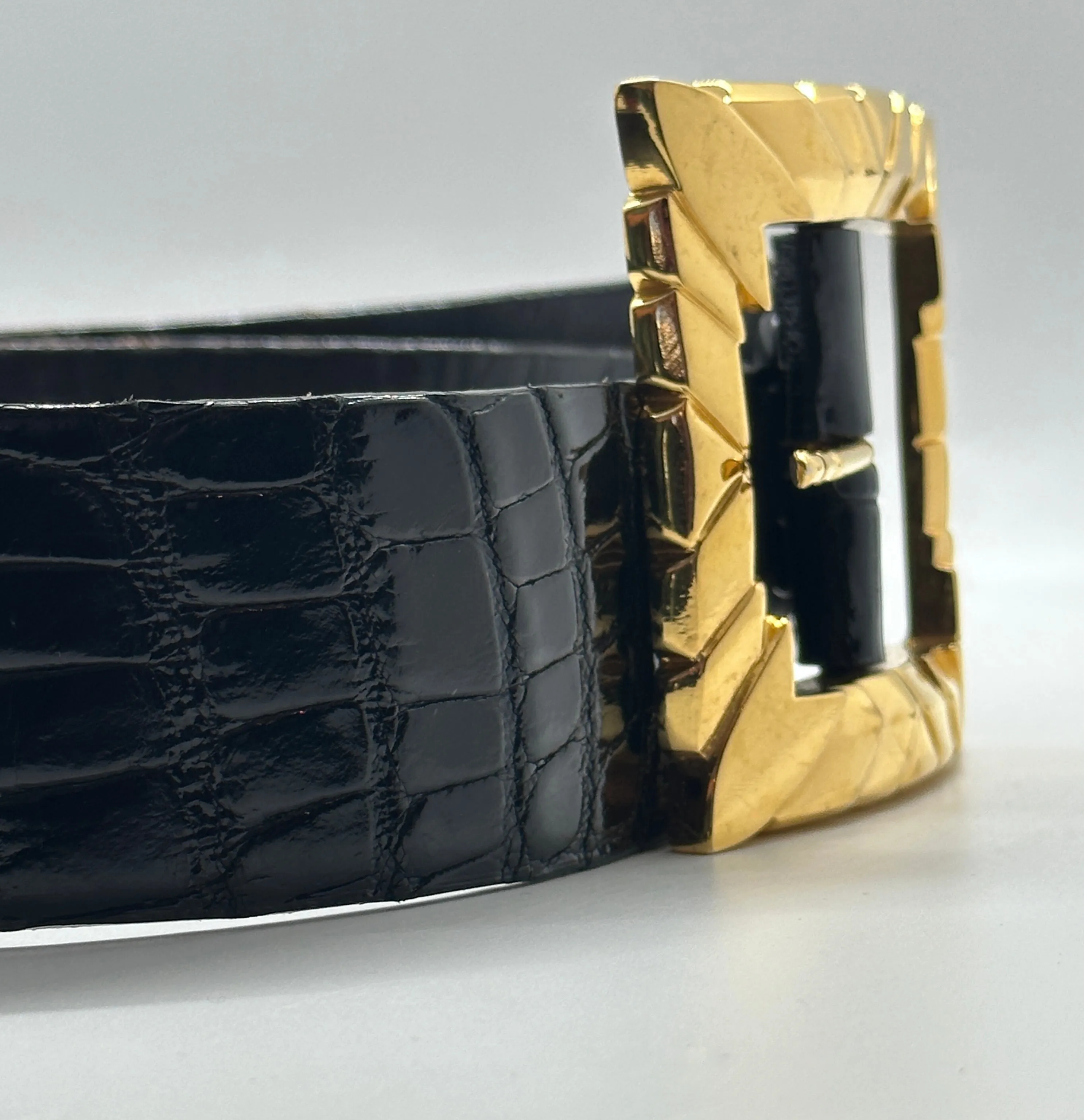 KLEINBERG SHERRILL 90s Black Alligator Belt With Gold Tone Buckle  Small